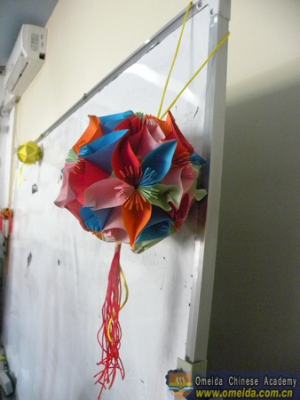  Cultural Class: Making Paper Embroidered Ball.