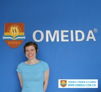 Welcome Elizabeth from America to study at Omeida!